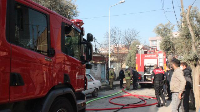 İzmirde evde çıkan yangında dumandan etkilenen kadın hastaneye kaldırıldı