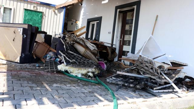 Tutuşturmak için sobaya dökülen benzinin parlaması sonucu kulübede çıkan yangında 3 kişi yaralandı