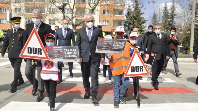 Eskişehirde de yaya geçitleri kırmızıya boyandı