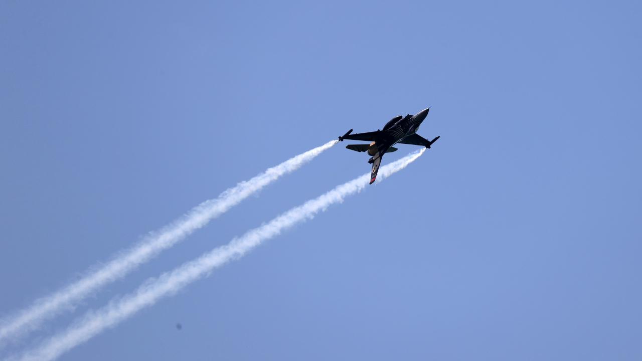 SOLOTÜRK`ün gösteri uçuşu ilgiyle izlendi