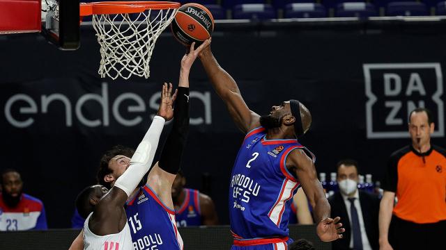 Anadolu Efes play-offları garantiledi