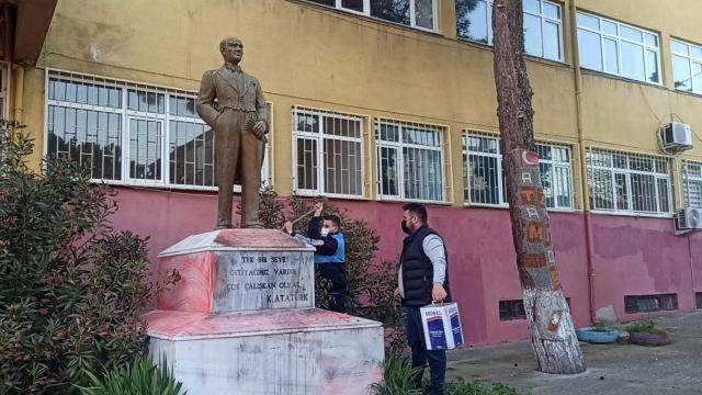 Atatürk büstlerine uygunsuz yazı yazan sanığın 29 yıla kadar hapsi istendi