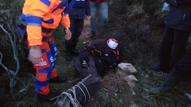 Sarp arazide çalışırken dengesini kaybedip düşen mühendis kurtarıldı