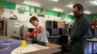 Öğrencisine üç boyutlu yazıcı ile biyonik kol üretti