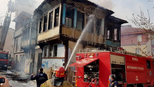 Bursada metruk binada yangın