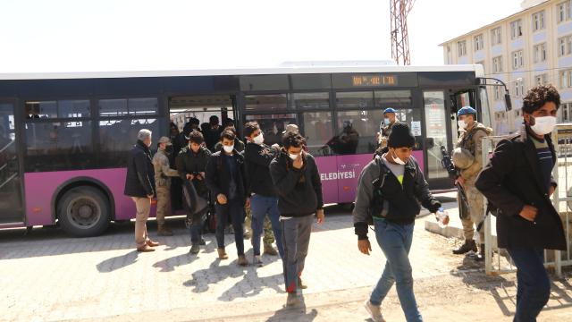 Vanda tır dorsesinde 218 düzensiz göçmen yakalandı