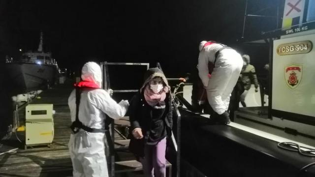 Muğlada denizde sürüklenen lastik bottaki 13 düzensiz göçmen kurtarıldı