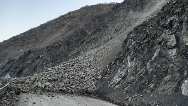 Van - Yüksekova karayolunda heyelan meydana geldi