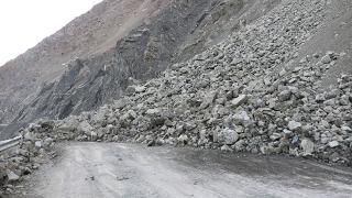 Hakkari-Yüksekova karayolunda heyelan: Yol trafiğe kapandı