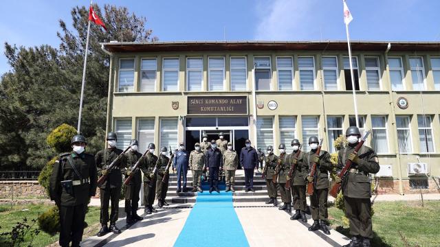 Bakan Akar komandolarla bir araya geldi