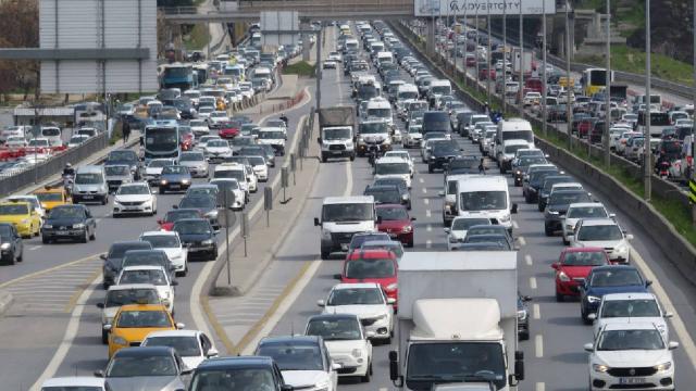 İstanbulda kısıtlama öncesi trafik yoğunluğu artıyor