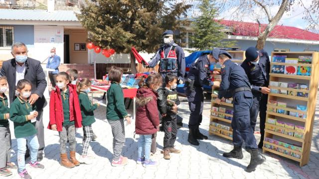 Jandarmanın mobil karakolu kütüphaneye dönüştürüldü