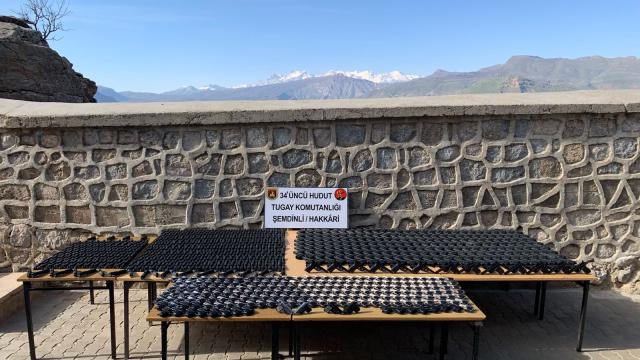 Van ve Hakkari hudut hatlarında çok sayıda silah ele geçirildi