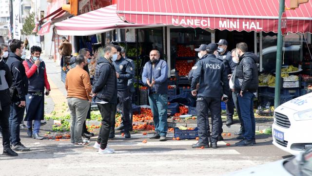 Sivasta pazarcılarla manav çalışanları arasında çıkan kavgada iş yerinde hasar oluştu