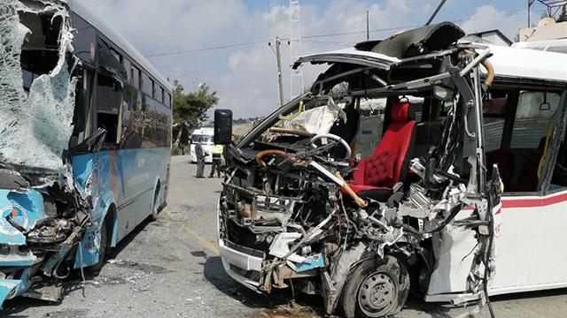Mersinde belediye otobüsü ile minibüs çarpıştı: 4 yaralı