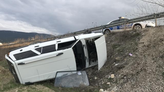 Karabükte devrilen otomobilin sürücüsü yaralandı