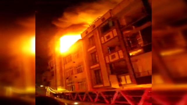 İstanbulda 3 katlı binanın çatısında yangın