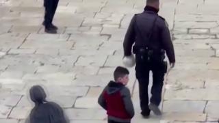 İsrail polisi Mescid-i Aksa'daki Filistinli çocukların topuna el koydu