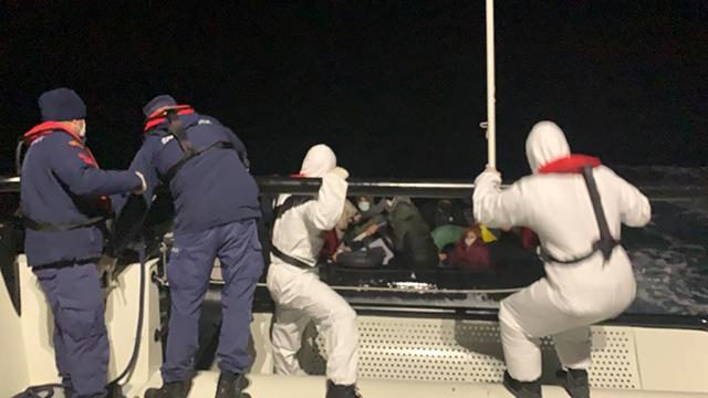 Denizde mahsur kalan göçmenlerin imdadına Sahil Güvenlik koştu