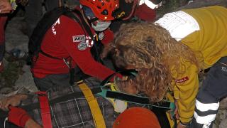 Kayalıklardan düşen kişi 4 saatte kurtarıldı