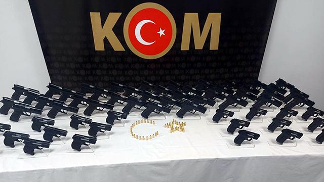İzmirde kamyonetten cephanelik çıktı
