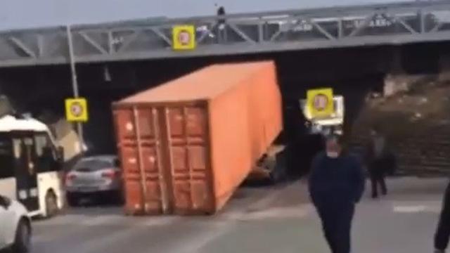 Tır köprüye çarptı, üstündeki konteyner yola düştü