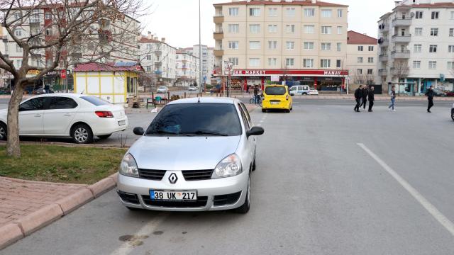 Kayseride atık kağıt toplayan çocuk otomobilin çarpması sonucu yaralandı