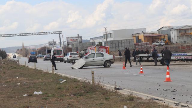 Uşakta iki otomobil çarpıştı: 3 yaralı