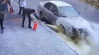 Yanan otomobilden son anda kurtuldular