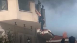 Büyükçekmece’de yangın: Alevlerden kaçmak için balkondan atladılar