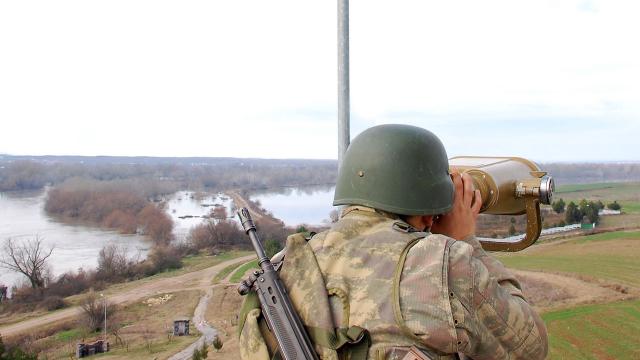 Yasa dışı geçişleri Mehmetçik önledi: 13 kişi yakalandı