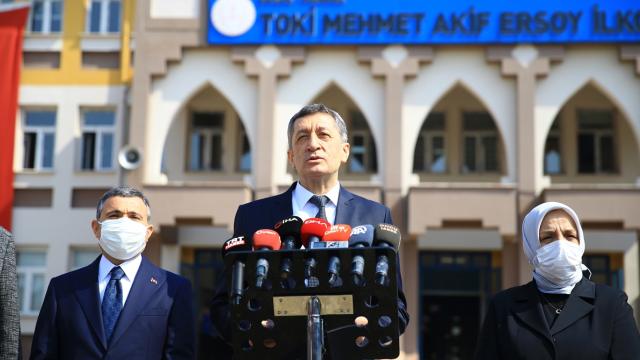Bakan Selçuk: Salgını dikkate alarak okulları açık tutma çabasındayız