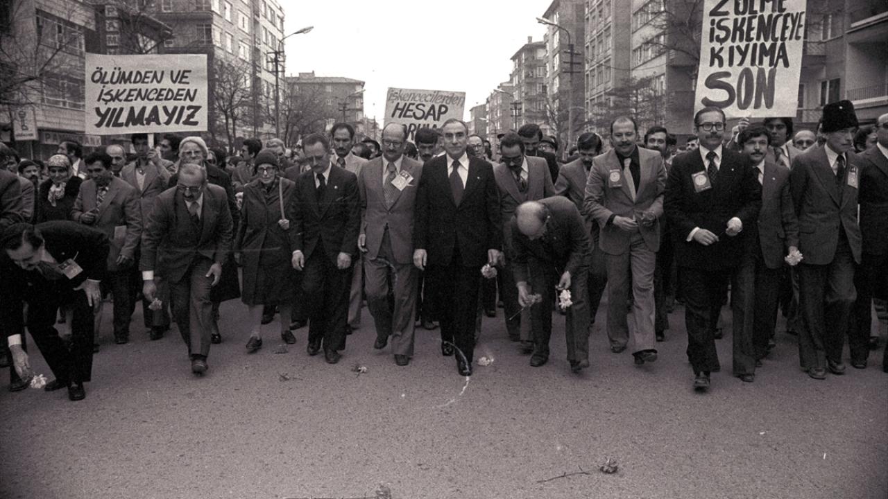 Darbeden sonra Başbakanlık müsteşarı oldu. Ancak uzun sürmedi, aynı yıl Hindistan`a sürgüne gönderildi. 