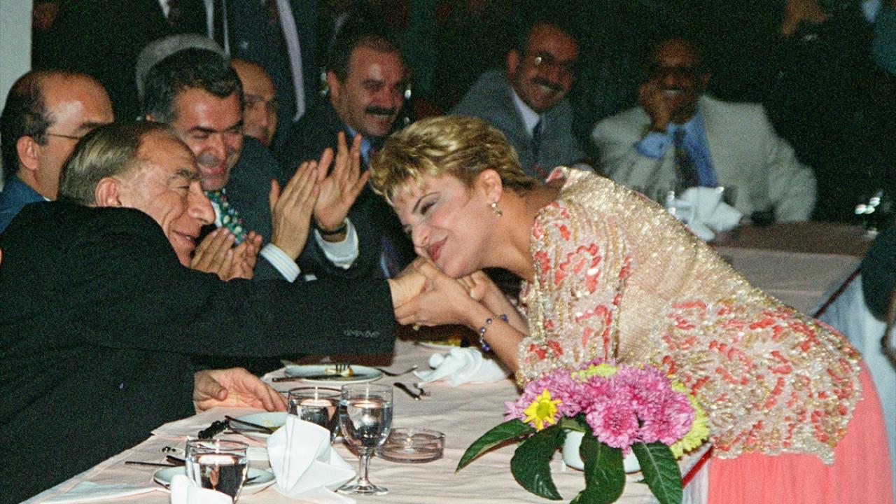 Darbeciler tüm siyasi partiler gibi MHP`yi de kapattı