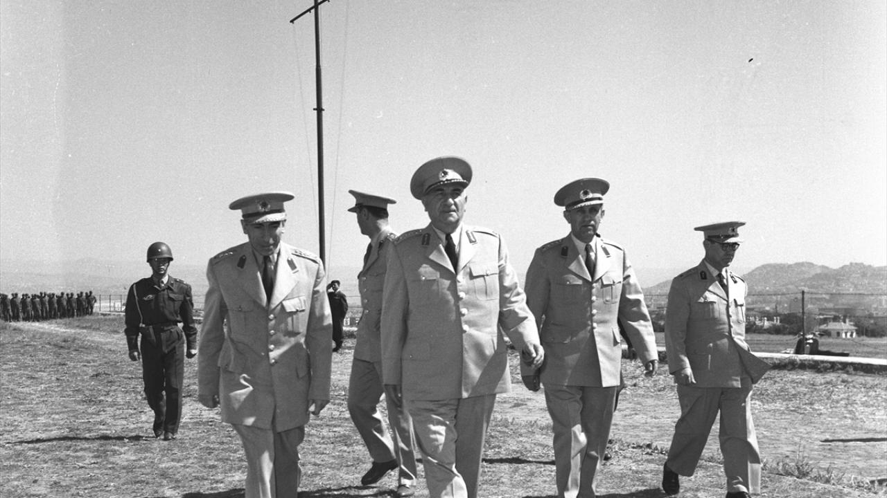 12 Eylül 1980`de darbeciler tüm siyasi partiler gibi MHP`yi de kapattı. Türkeş 4,5 yıl tutuklu kaldı.