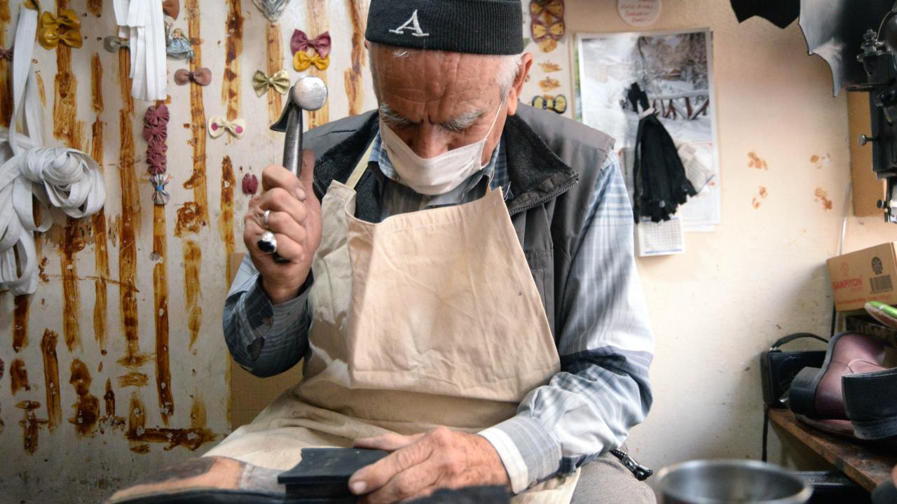 58 yıldır mesleğini aralıksız devam ettiren Kara, gençlerin zanaata olan ilgisizliğinden yakındı. 