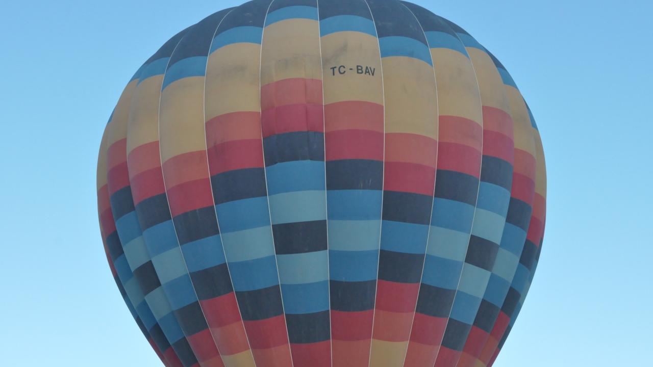 Bölgede, yoğun sis ve rüzgar hakim