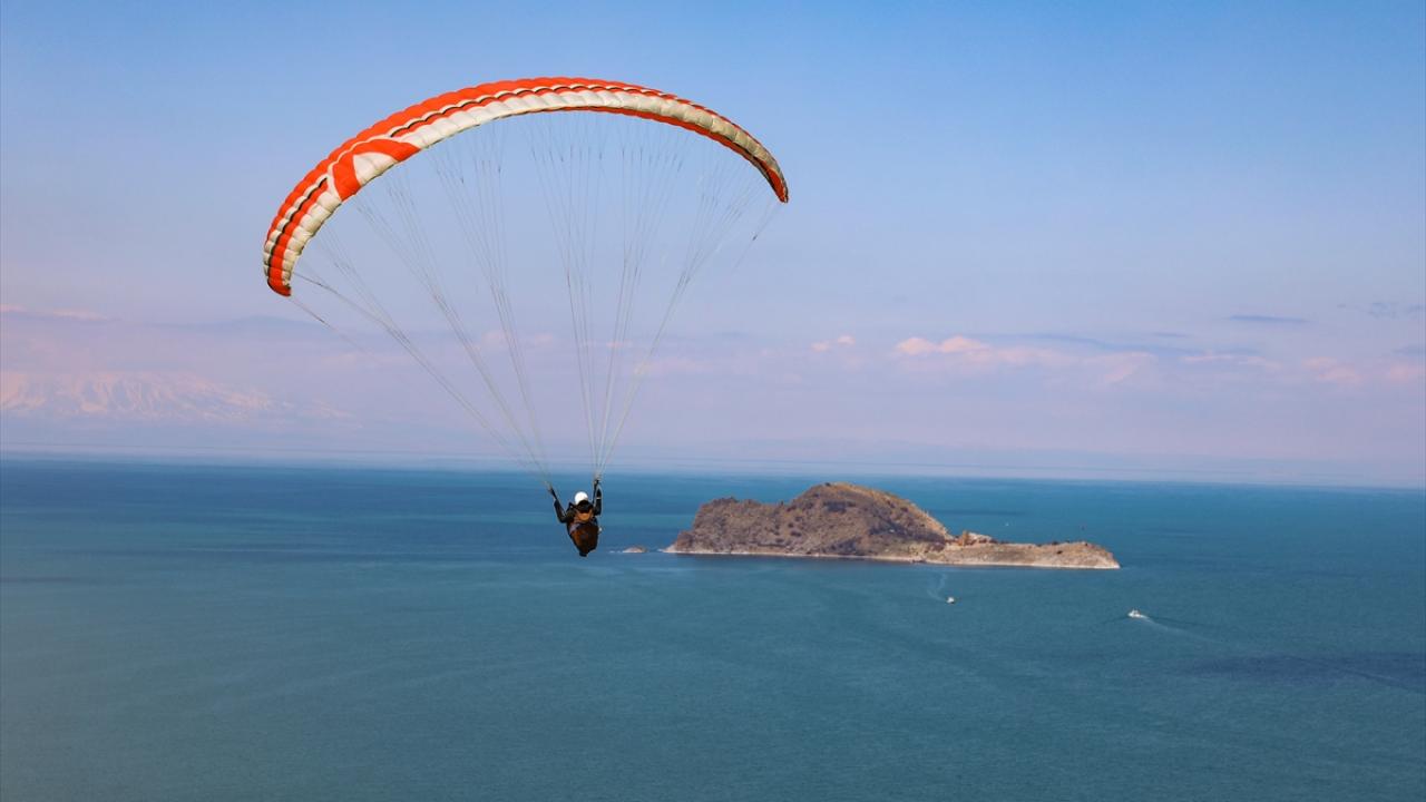 Yamaç paraşütü tutkunlarının yeni gözdesi: Van Gölü koyları