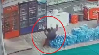 Market işletmecisinin elektrik akımına kapıldığı an kamerada