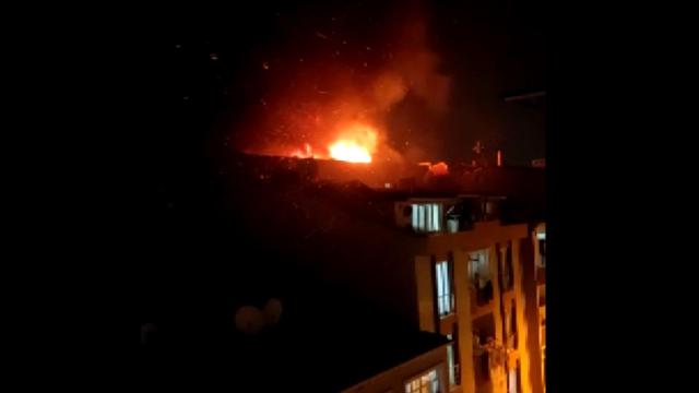 İstanbulda 6 katlı binanın çatısı alev alev yandı