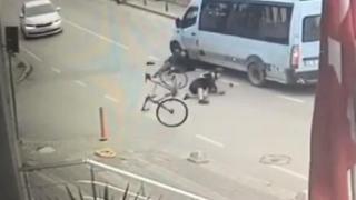 İstanbul'da bisikletli genç ile yaya böyle çarpıştı
