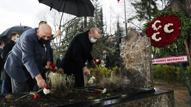 Cumhurbaşkanı Erdoğandan, Alparslan Türkeşin kabrine ziyaret