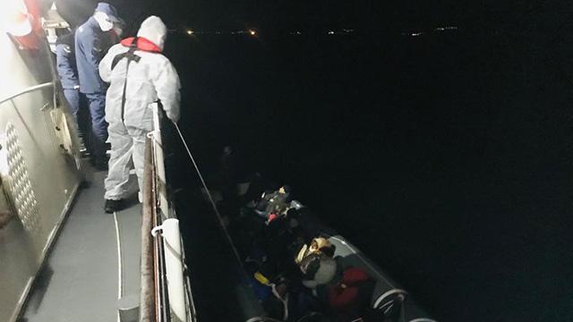 Ayvalık açıklarında mahsur kalan 24 sığınmacı kurtarıldı