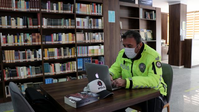 Edirnede ilk romanı ilgi gören trafik polis yeni roman için kolları sıvadı