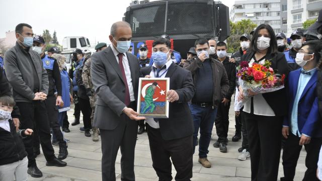 Adanada engelli çocuklar polisler için şiir okudu