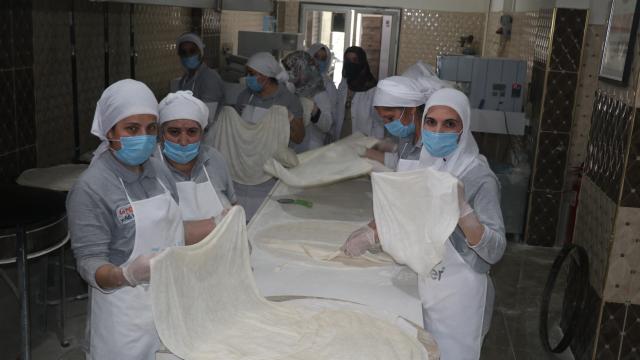 Erzincanda düğün takılarını satarak imalathane kuran kadın, 40 kişiye istihdam sağlıyor