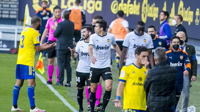 Valencia ırkçı saldırı nedeniyle sahadan çekildi