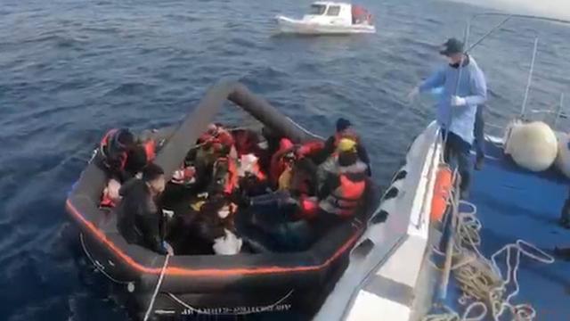 Yunanistanın Türk kara sularına geri ittiği 27 düzensiz göçmen kurtarıldı