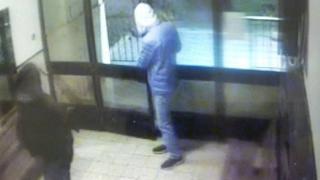 16 evi soydular, binadan çıkarken polise yakalandılar