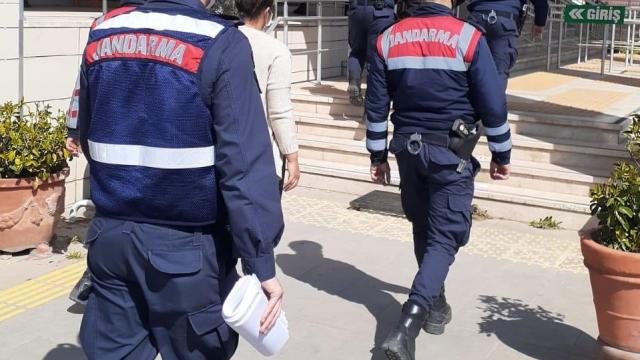İzmirde fabrika ve inşaatlardan hırsızlık yaparken yakalanan 2 kişi tutuklandı